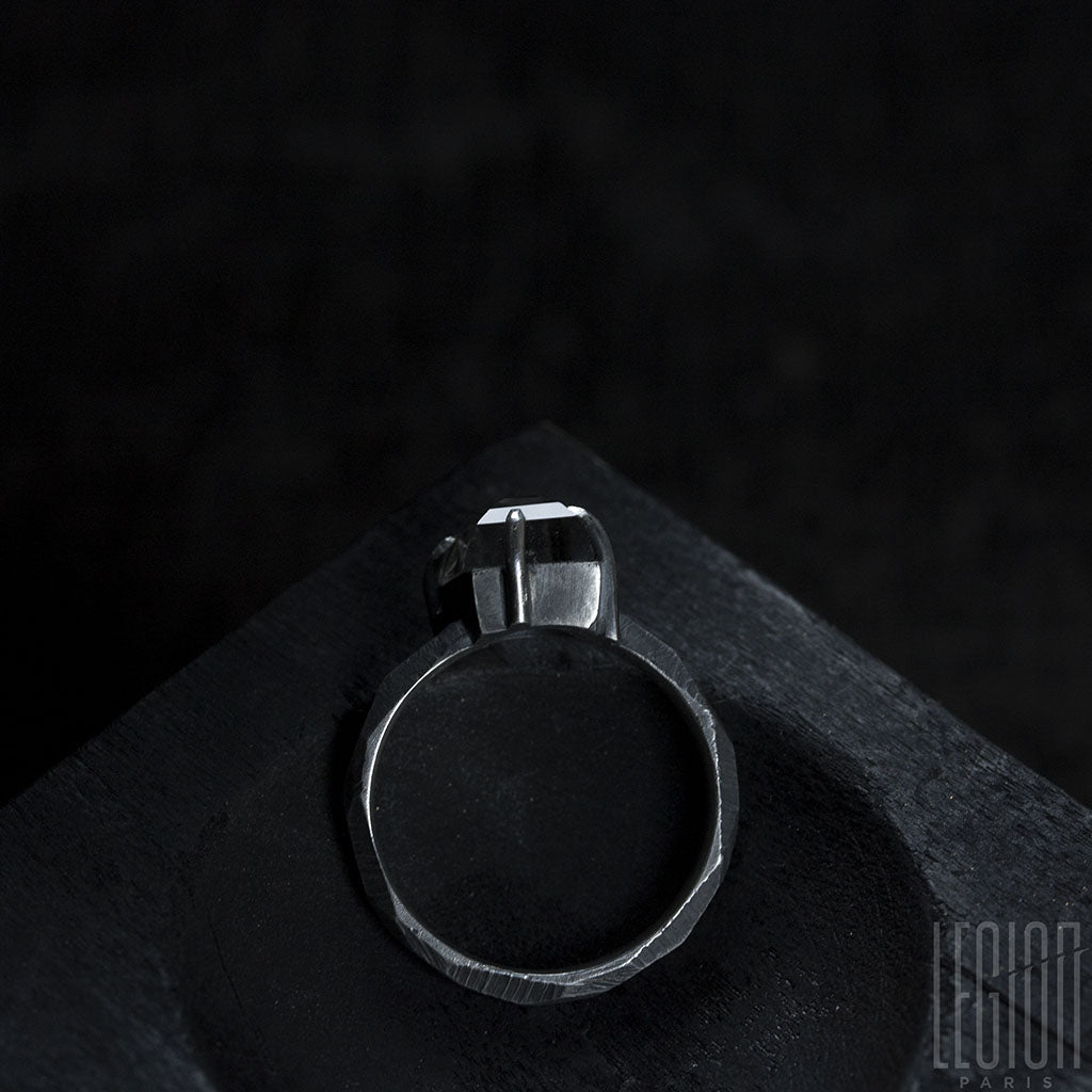 bague de fiançailles en argent avec un cristal