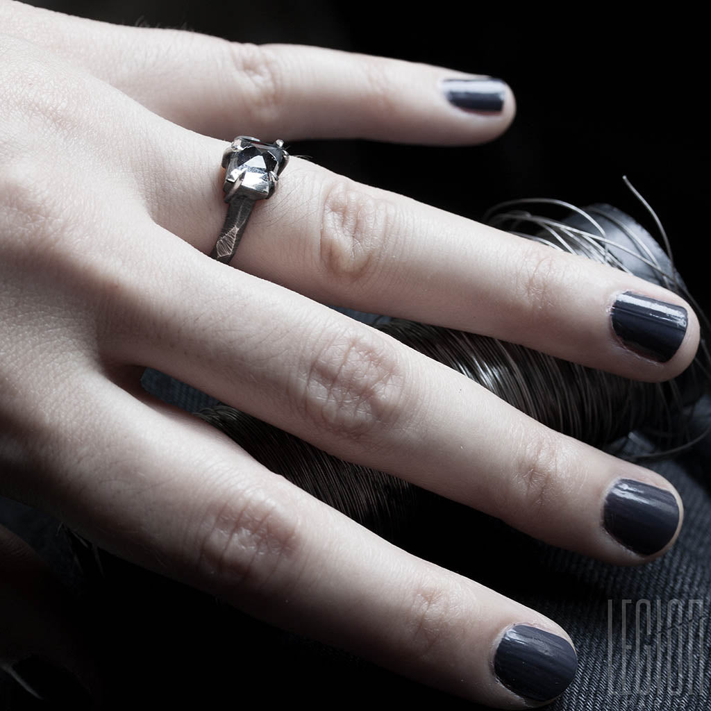 bague de fiançailles en argent avec un cristal