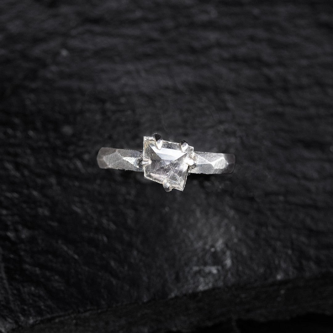 bague de fiançailles en argent avec un cristal