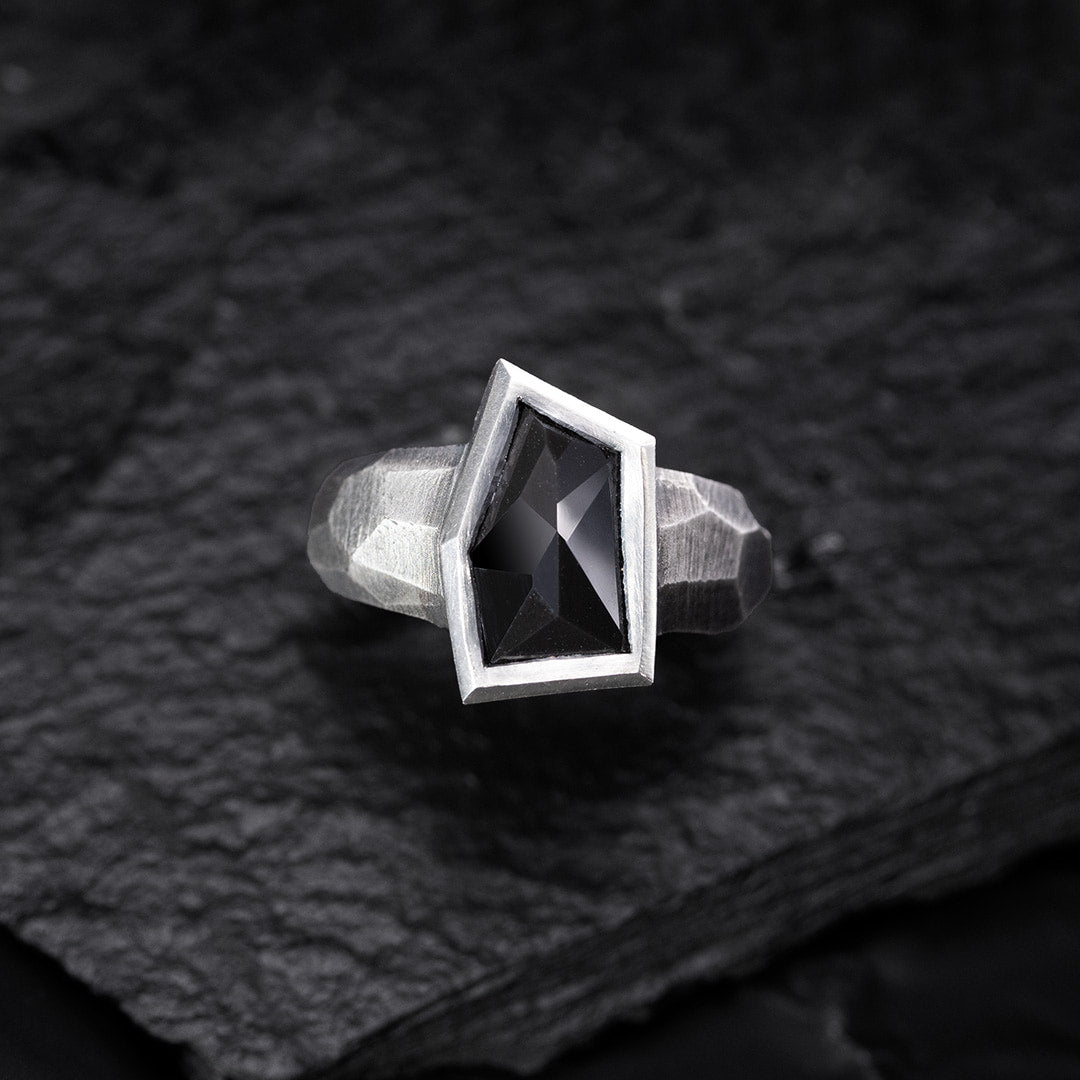 bague massive en argent noir pour homme avec un onyx noir pentagonal