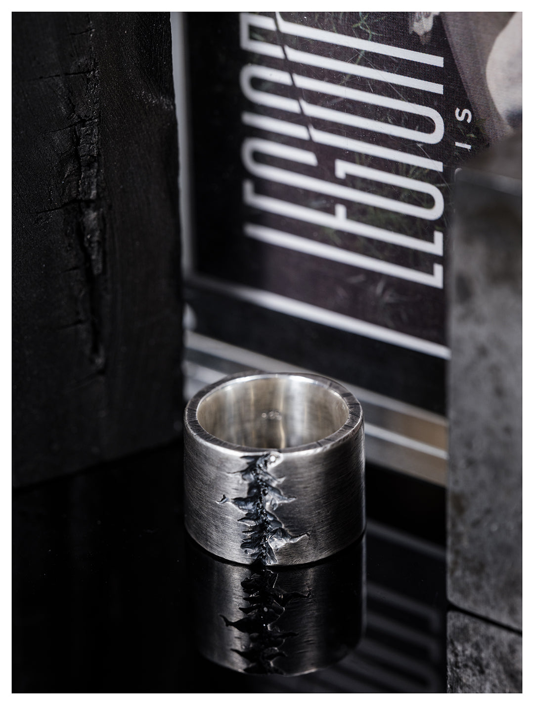 BAGUE LARGE MASSIVE EN ARGENT ET DIAMANT NOIR AVEC UN CANYON