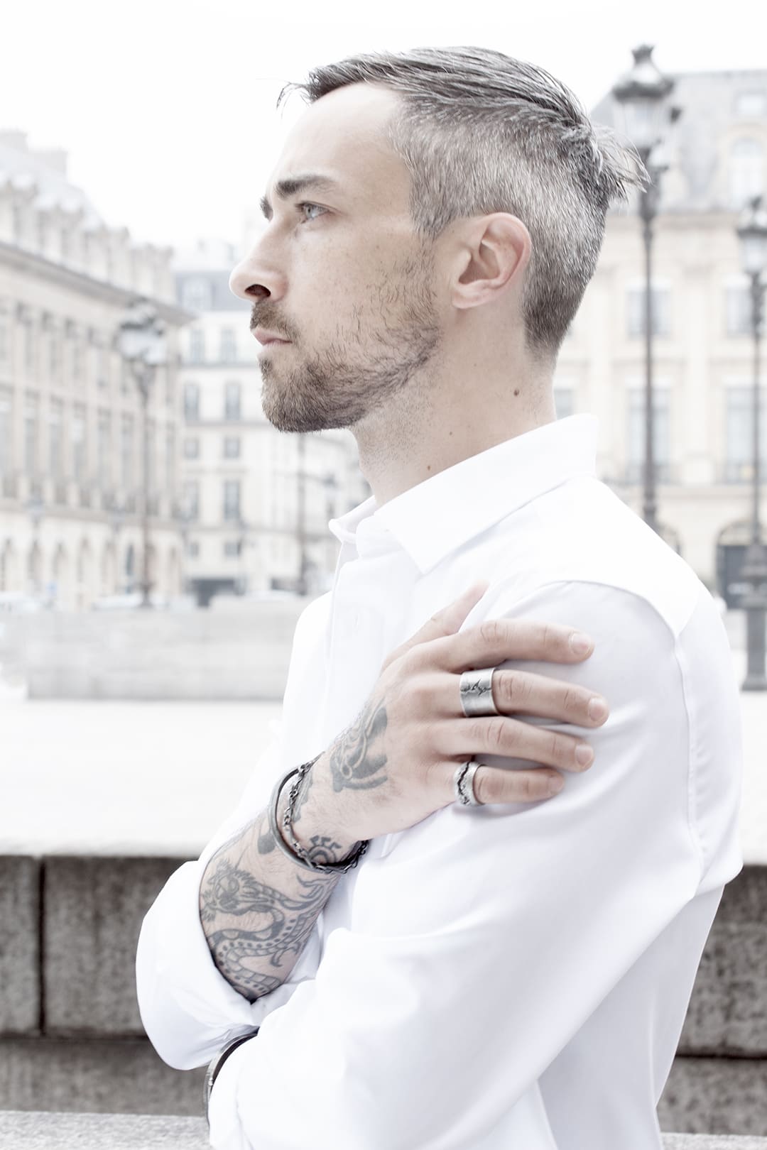 homme tatoué portant des bijoux en argent