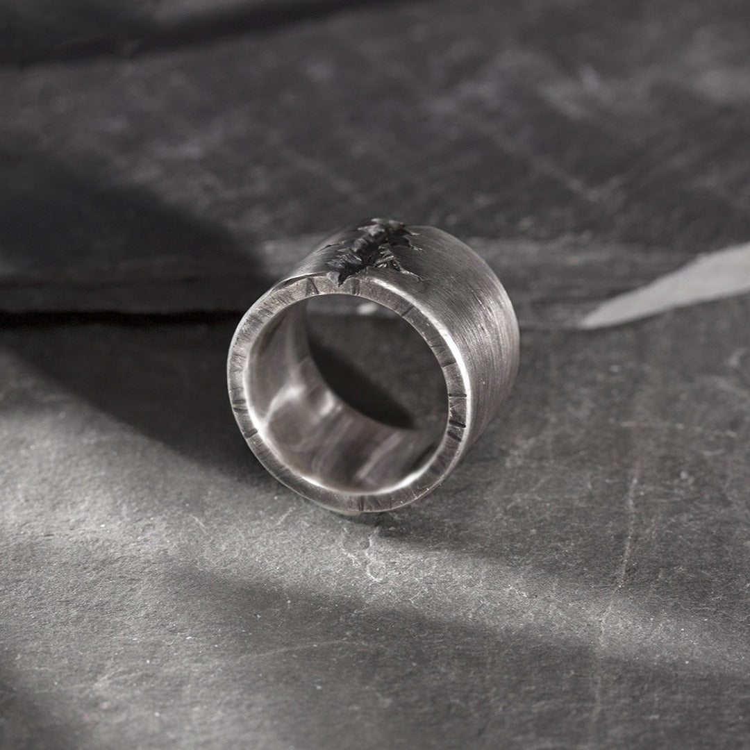 BAGUE LARGE MASSIVE EN ARGENT ET DIAMANT NOIR AVEC UN CANYON