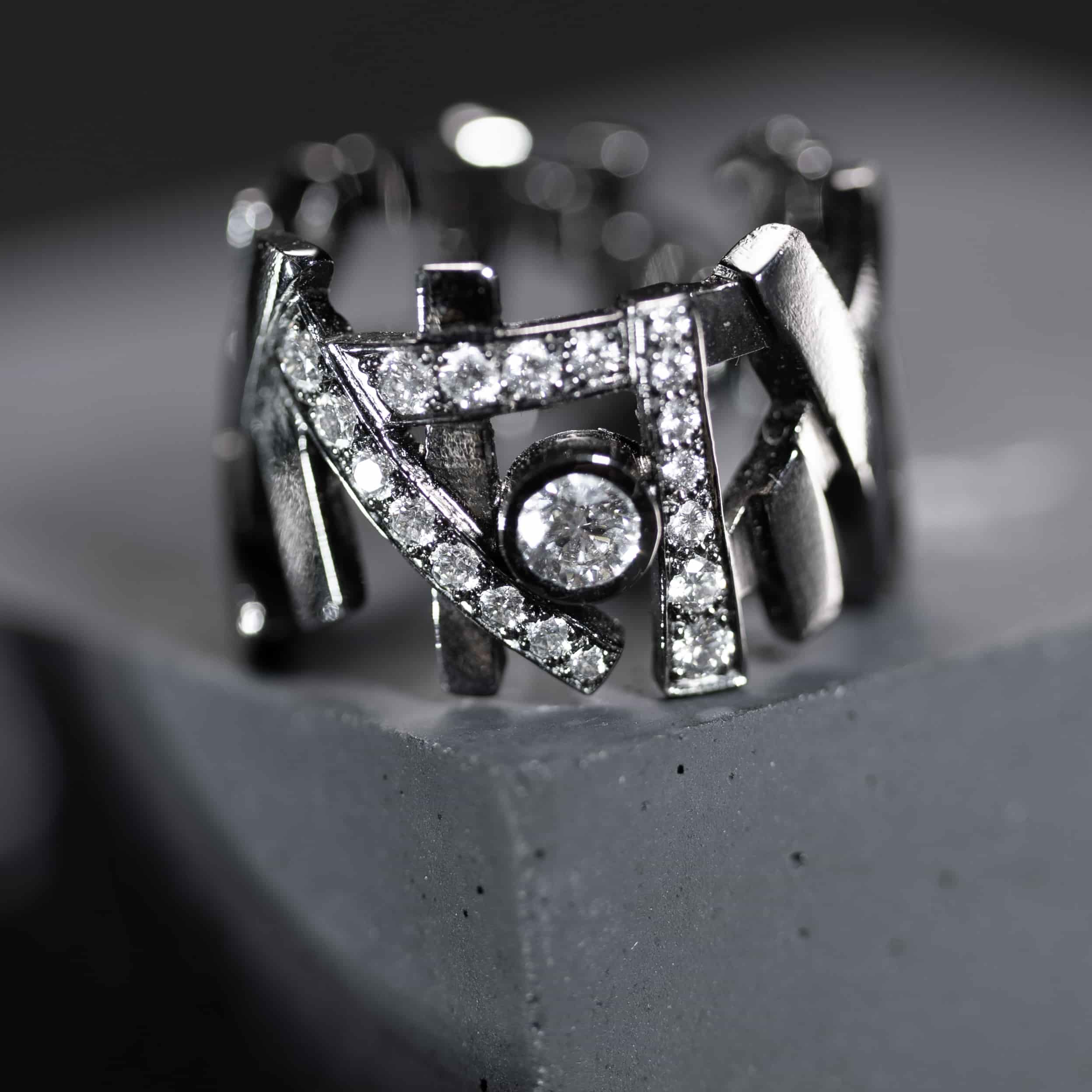 bague large pour femme en or sombre avec diamants blancs et un solitaire en or sombre avec diamant noir hexagonal