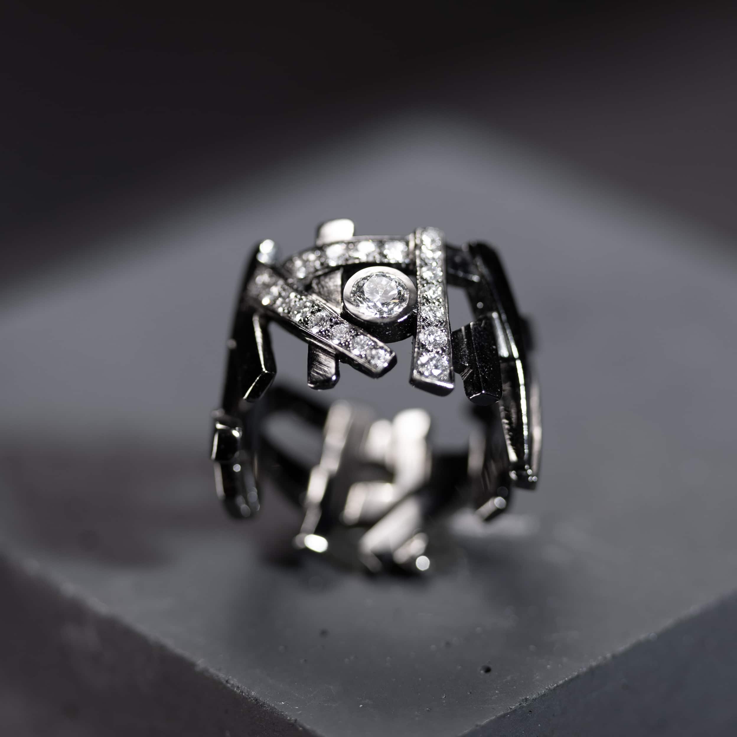 bague large pour femme en or sombre avec diamants blancs et un solitaire en or sombre avec diamant noir hexagonal