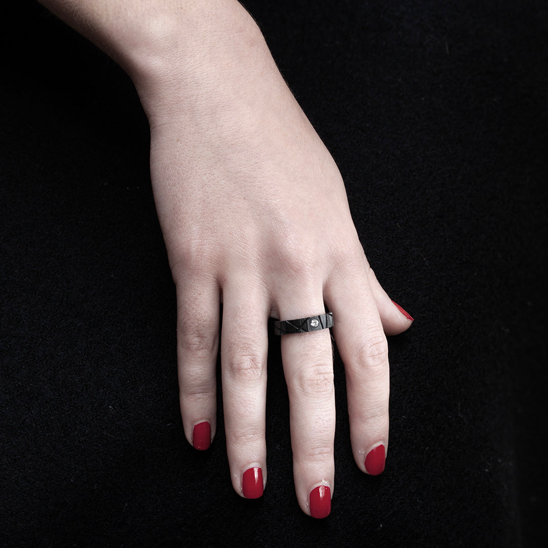bague en argent noir texturée avec diamant gris