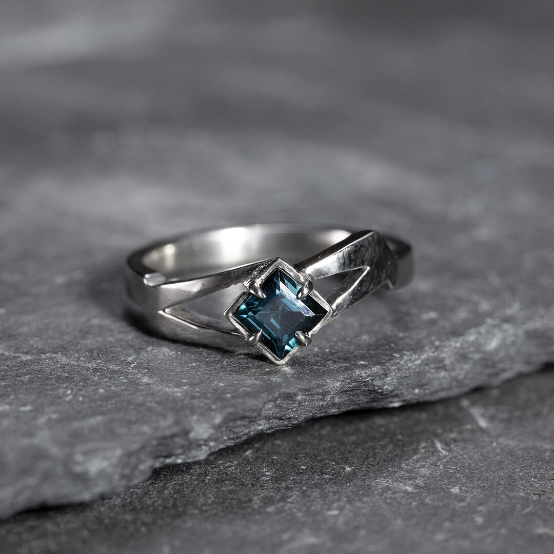 bague de fiançailles en or blanc et tourmaline indicolite