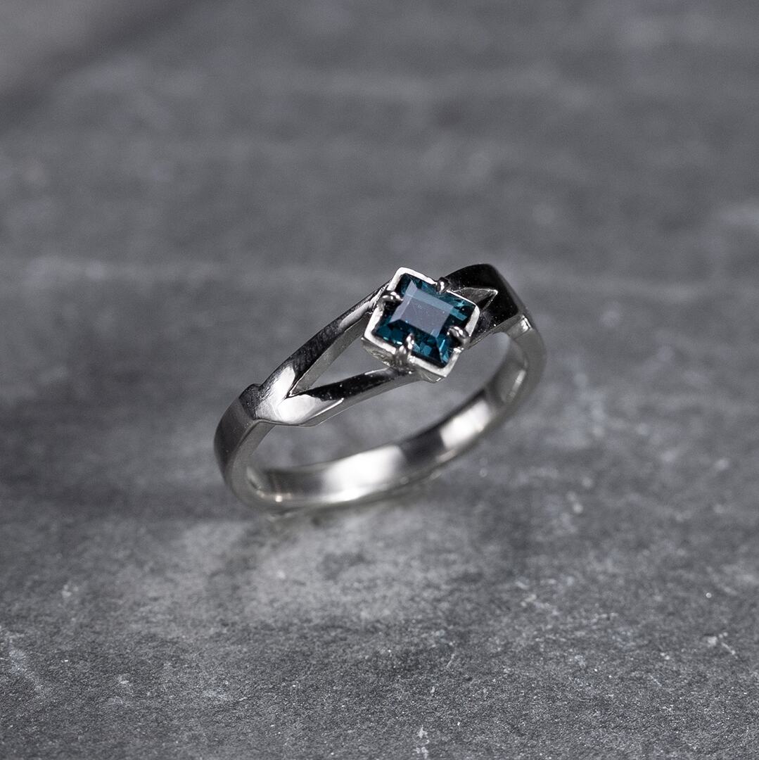 bague de fiançailles en or blanc et tourmaline indicolite