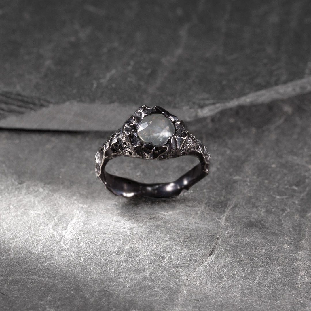 bague en or blanc et saphir opalescent