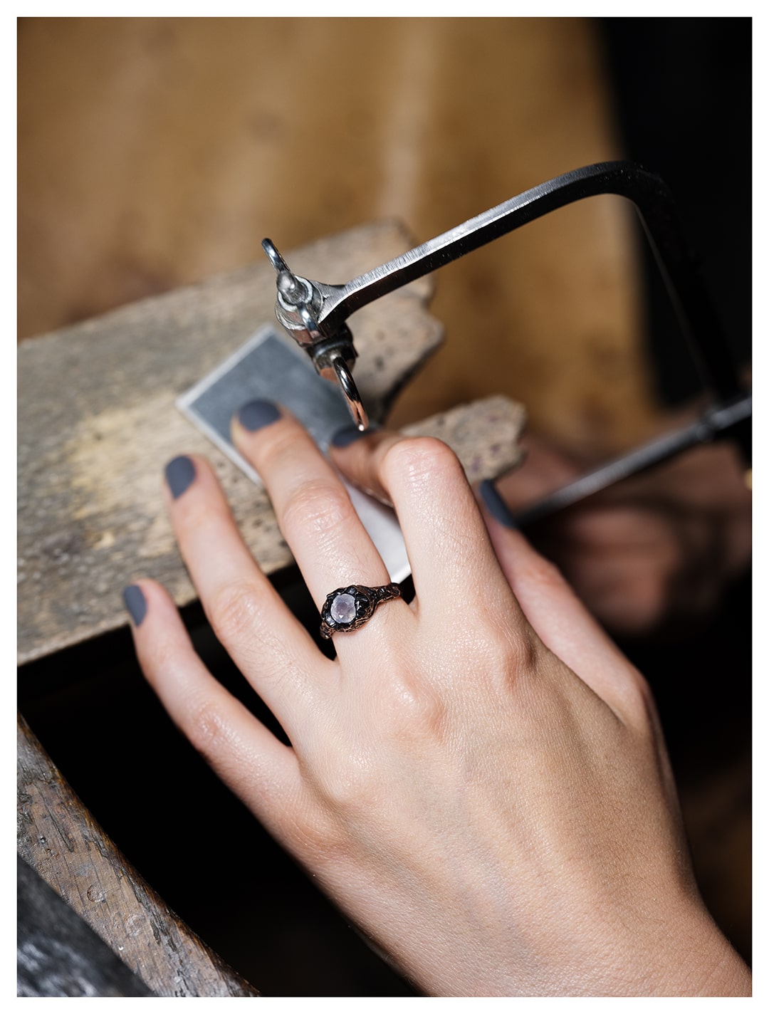 bague en or blanc et saphir opalescent