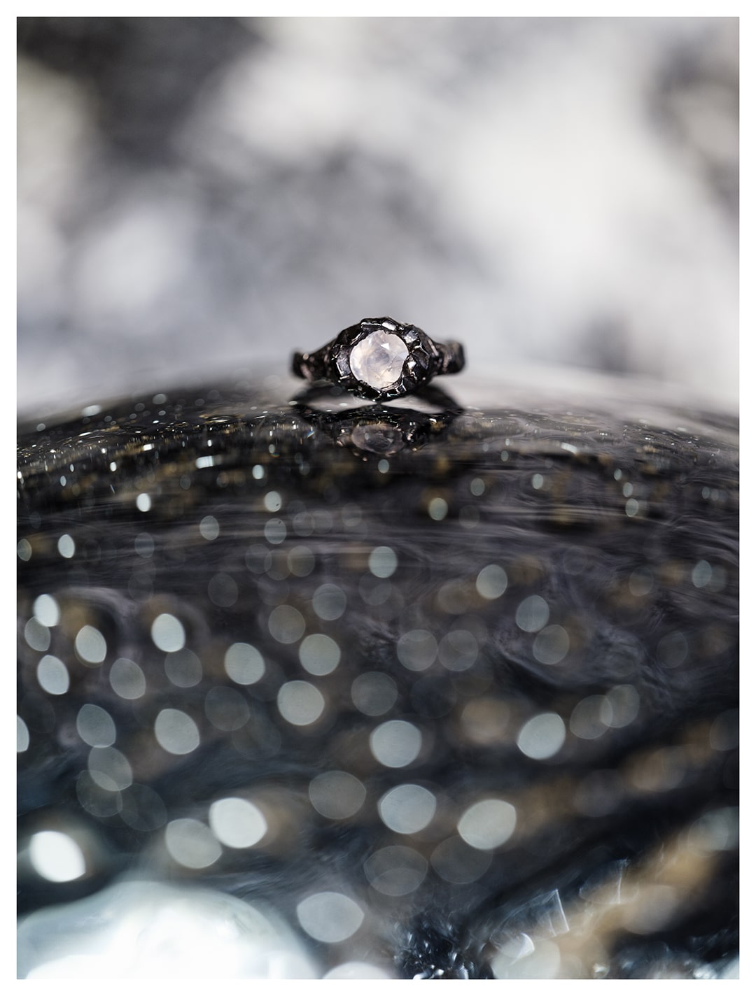 bague en or blanc et saphir opalescent