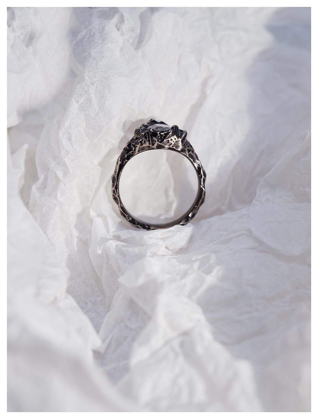 bague en or blanc et saphir opalescent