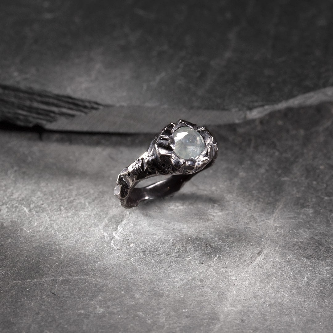 bague en or blanc et saphir opalescent