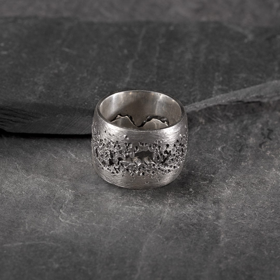 bague massive en argent noir texturée