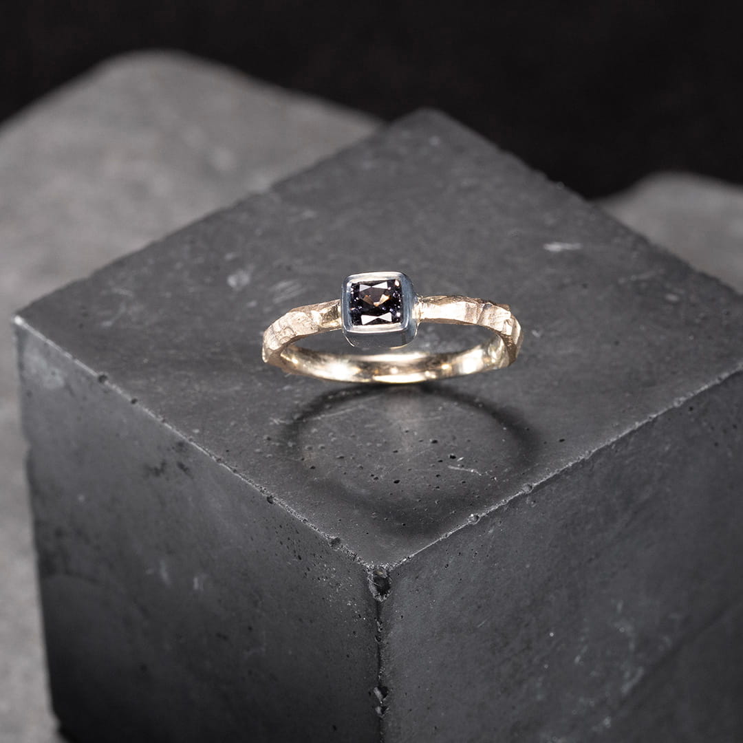 bague solitaire pour femme en or et argent et spinelle gris mauve carré.