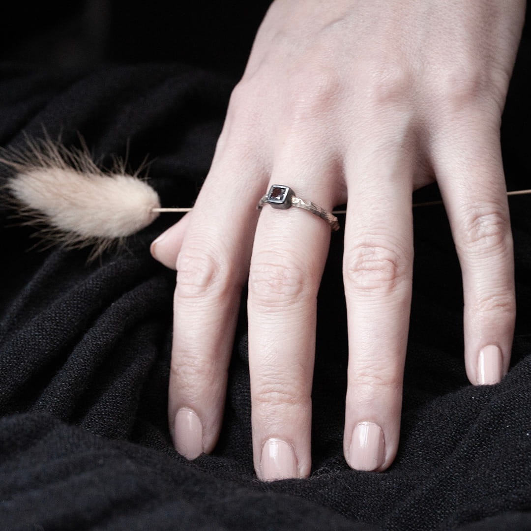 bague solitaire pour femme en or et argent et spinelle gris mauve carré.