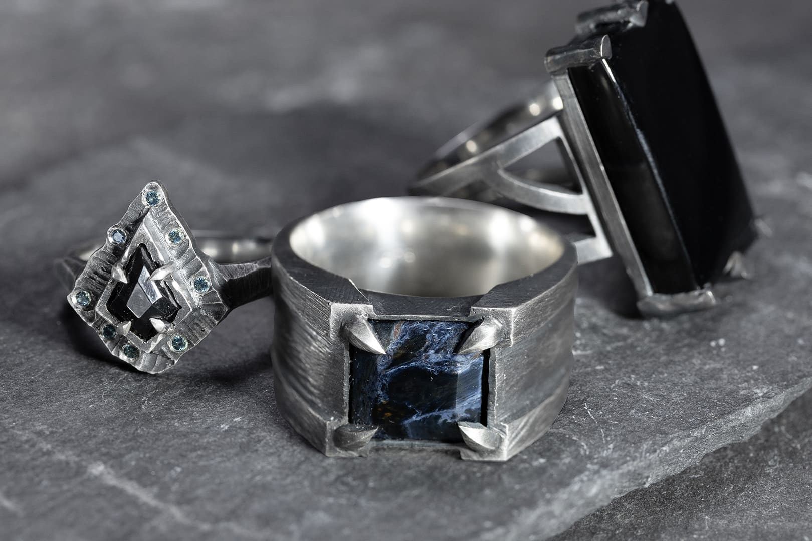 bagues argent avec onyx, saphirs et pietersite