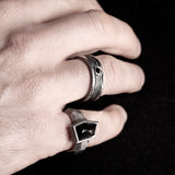 bague ruban large pour homme en argent noir, texturée et diamant noir serti à l'envers.