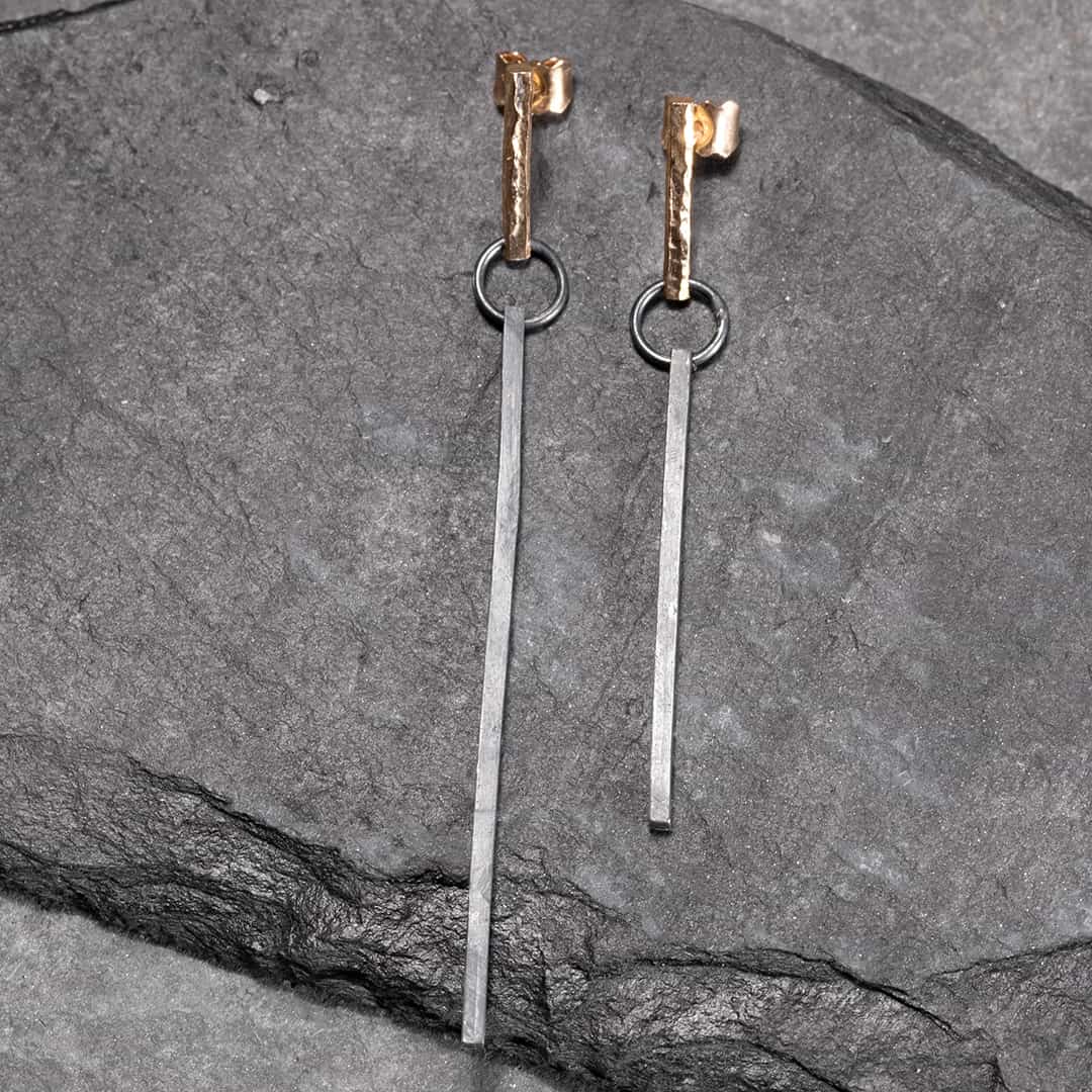 boucle d'oreille artisanale, brute, asymétriques en or rose et argent noir