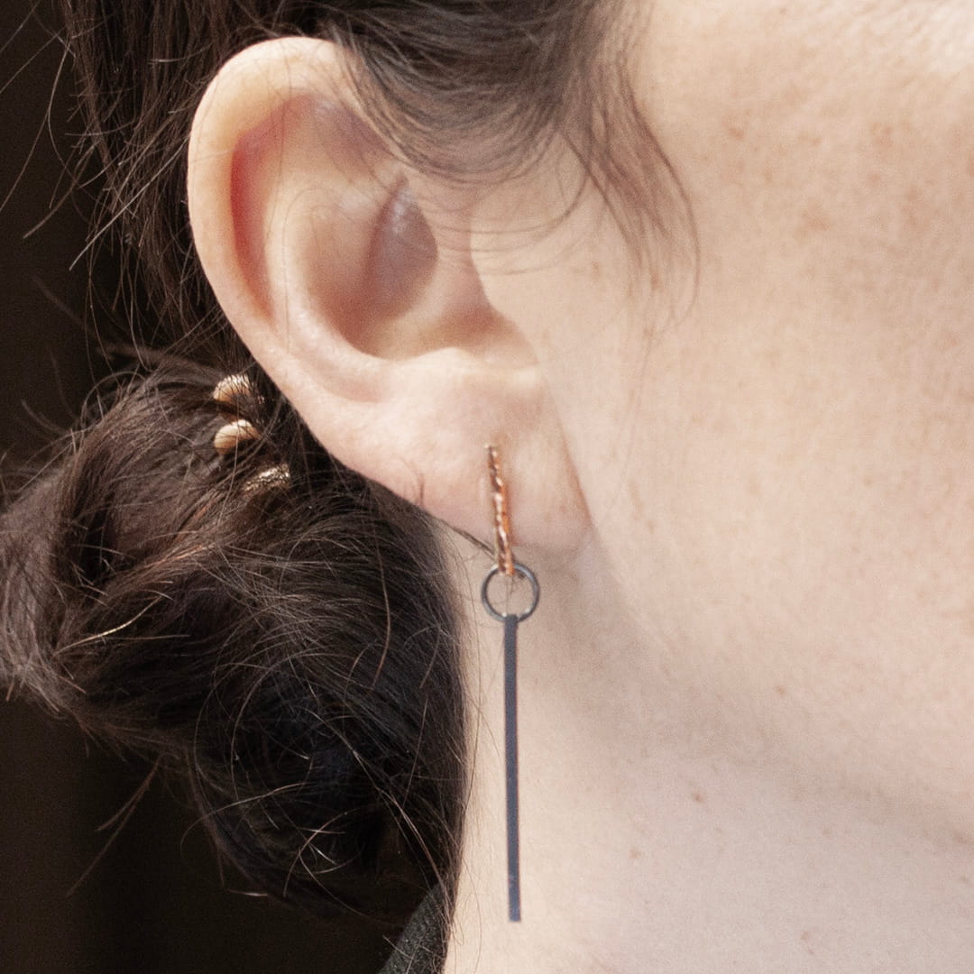 boucle d'oreille artisanale, brute, asymétriques en or rose et argent noir