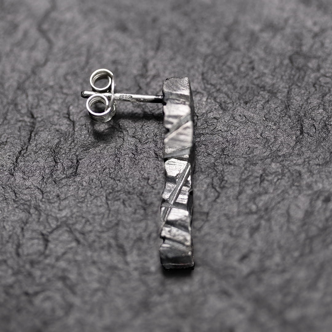 boucle d'oreille originale texturée, brute, en argent