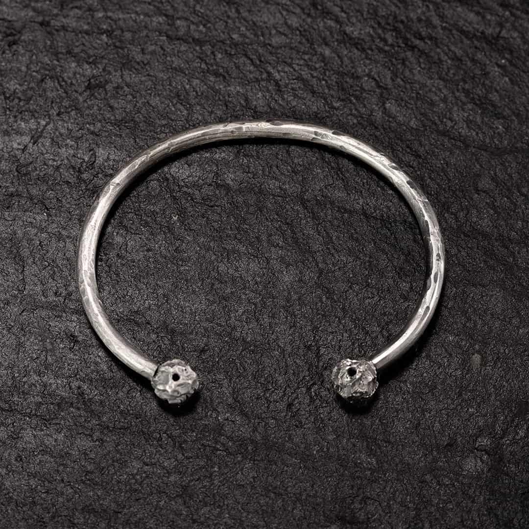 bracelet rond, demi jonc en argent avec perles.
