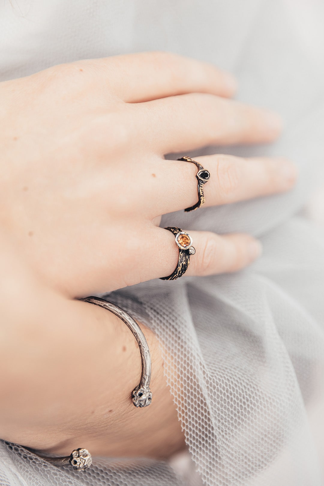 bracelet rond, jonc en argent avec perles.