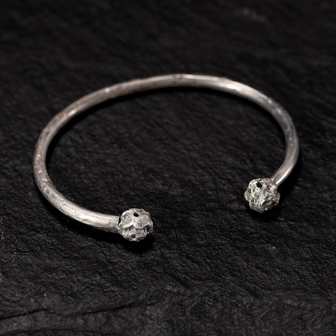bracelet rond, jonc en argent avec perles.
