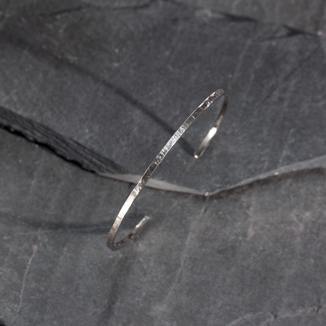 Bracelet jonc en or blanc martelé