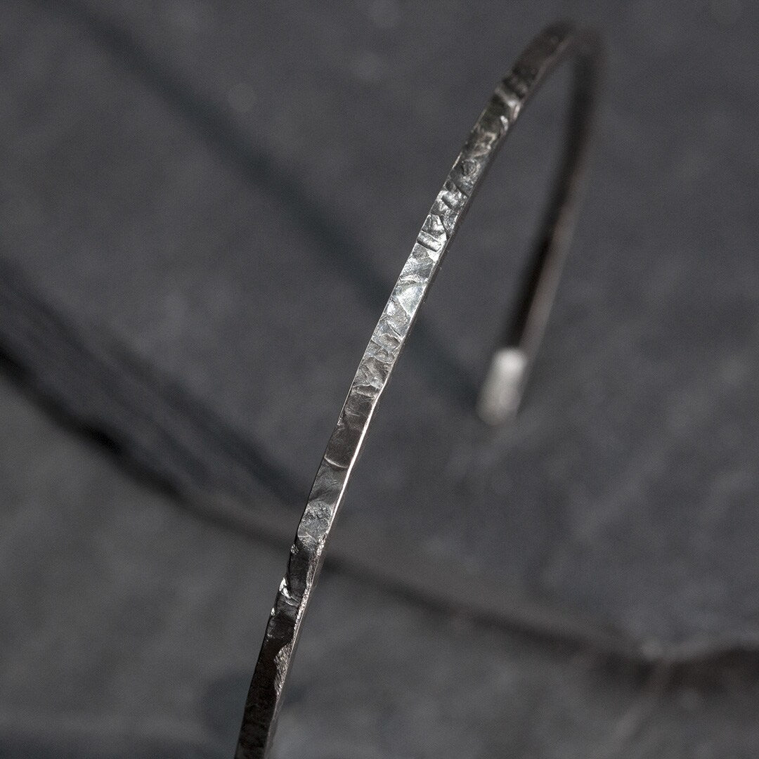 Bracelet jonc en or blanc martelé