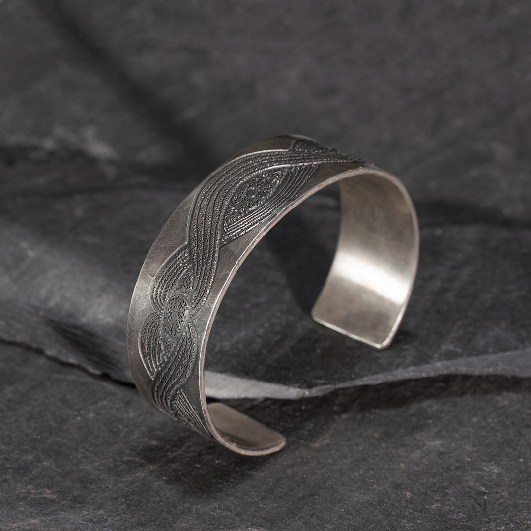BRACELET MANCHETTE LARGE EN ARGENT GRAVÉ