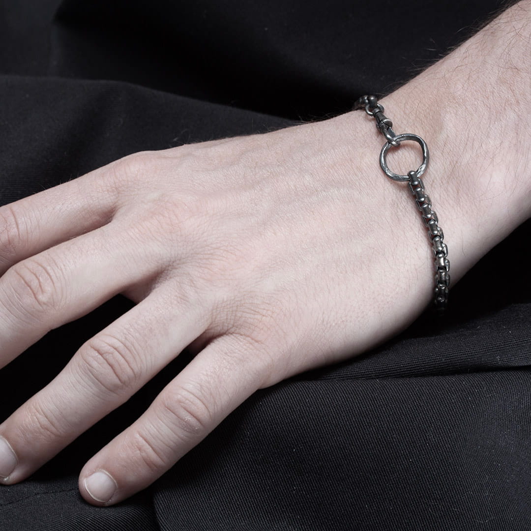 bracelet en argent pour homme avec chaine vénitienne avec un anneau martelé