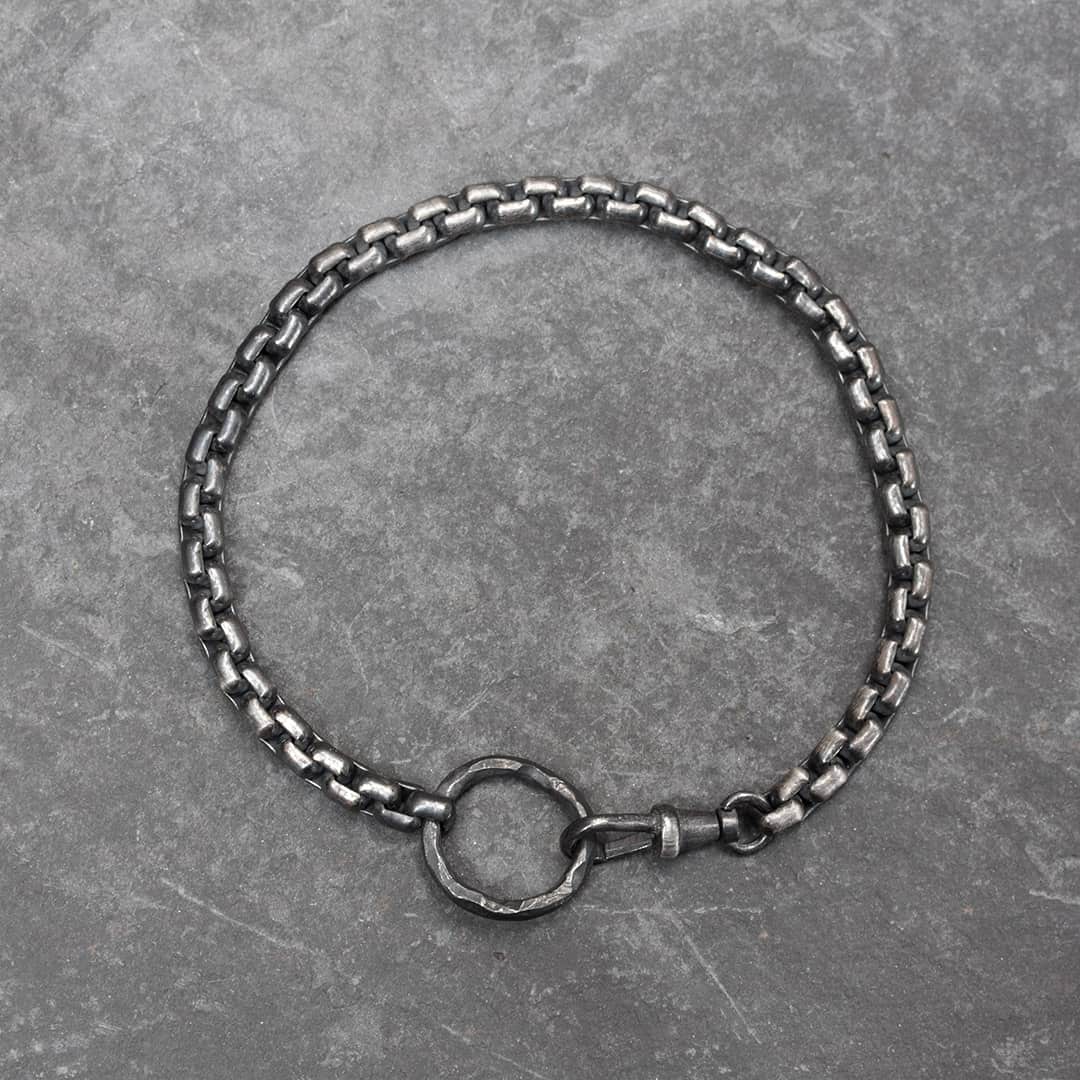 bracelet en argent pour homme avec chaine vénitienne avec un anneau martelé