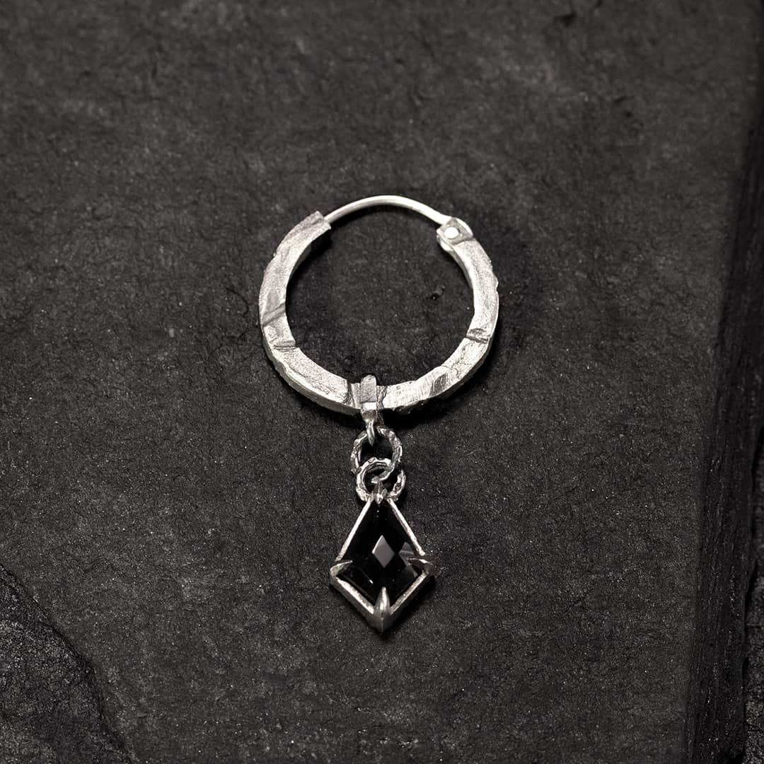 boucle d'oreille en argent noir avec charm en losange avec un onyx noir en forme de cerf volant.