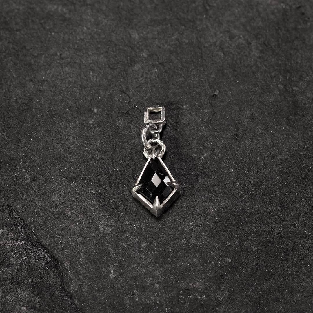 boucle d'oreille en argent noir avec charm en losange avec un onyx noir en forme de cerf volant.