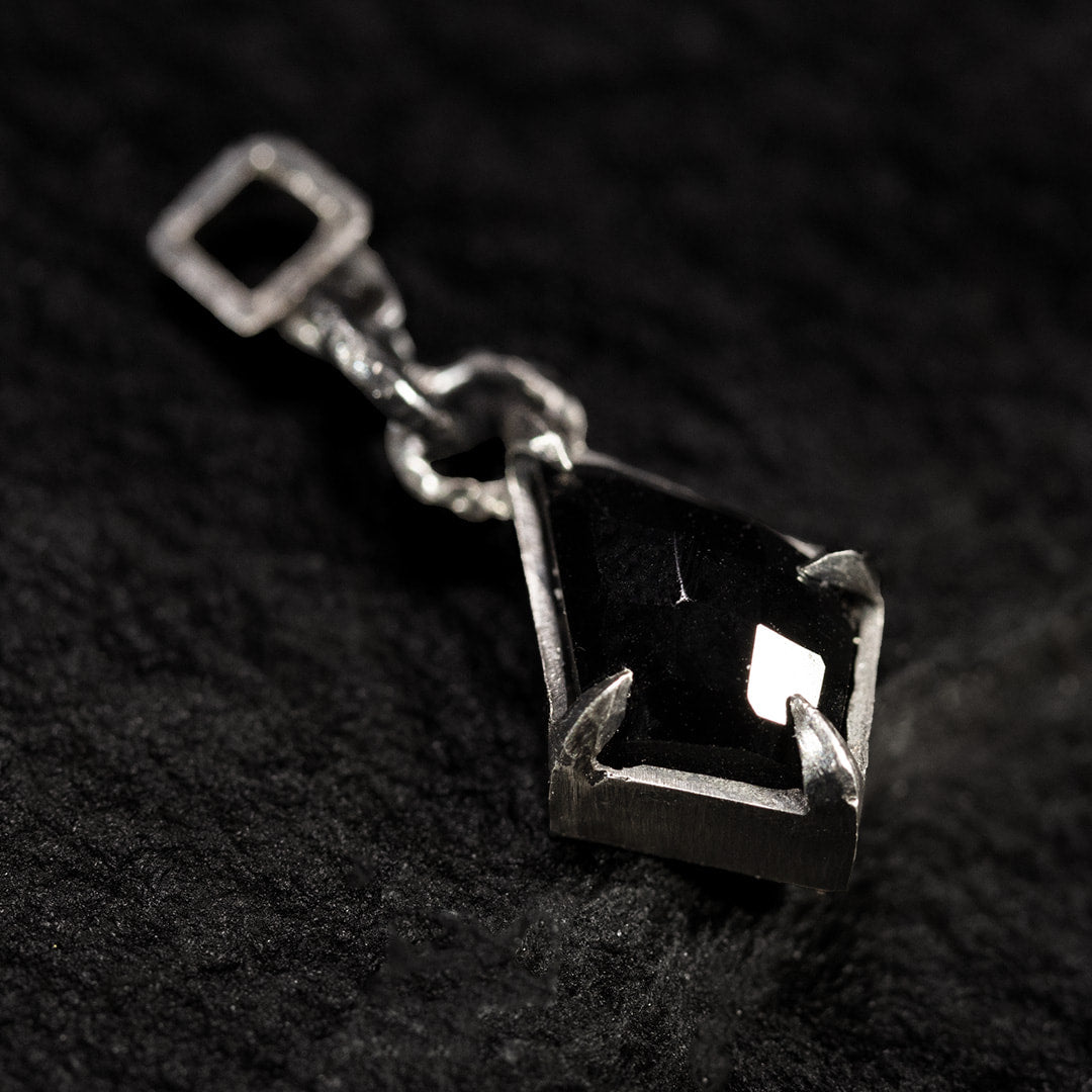 boucle d'oreille en argent noir avec charm en losange avec un onyx noir en forme de cerf volant.