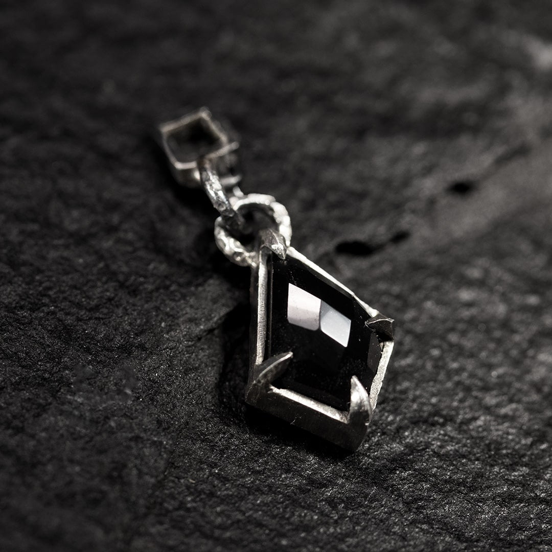 boucle d'oreille en argent noir avec charm en losange avec un onyx noir en forme de cerf volant.