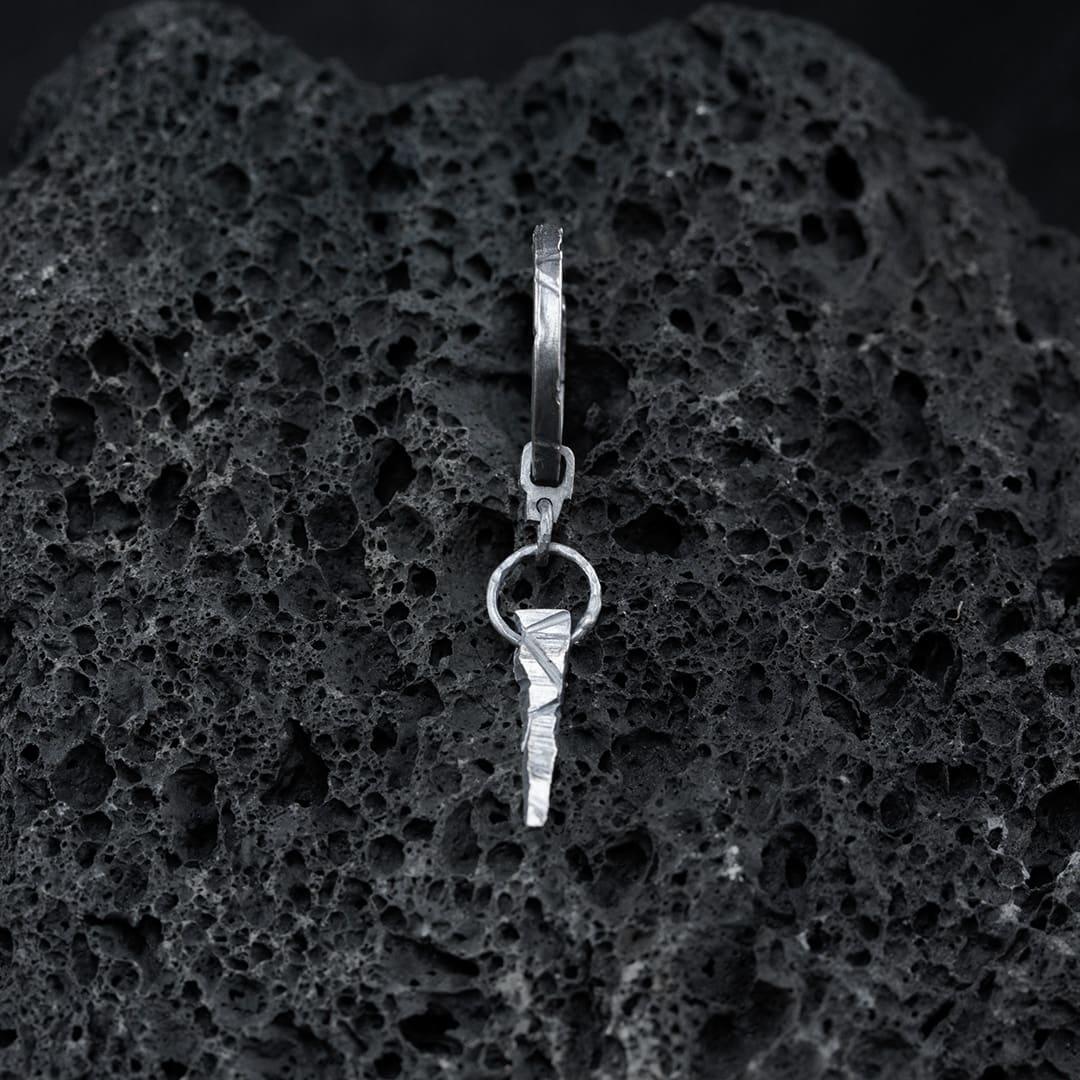 boucle d'oreille en argennt noir avec charm