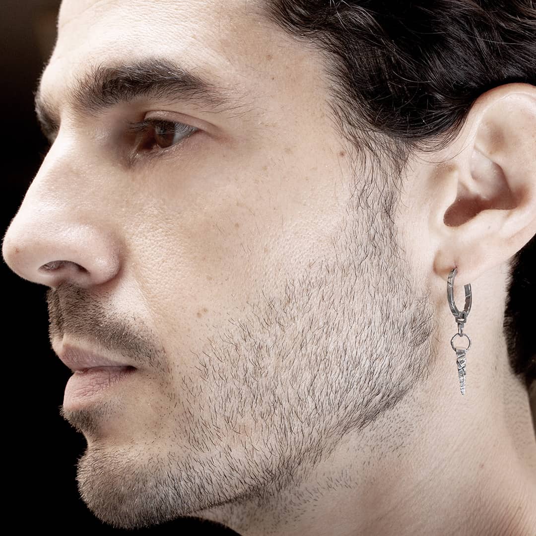 boucle d'oreille en argennt noir avec charm