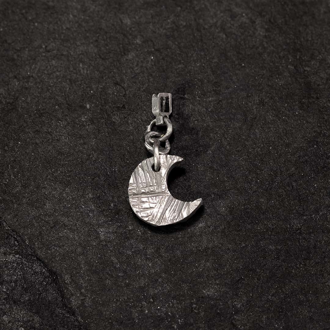 boucle d'oreille creole avec charm lune en argent texturé