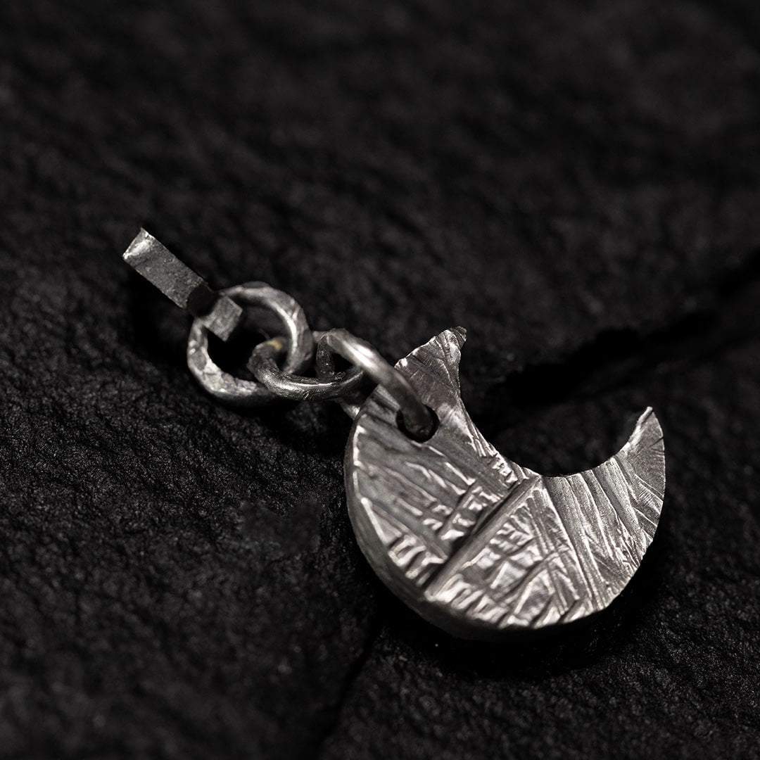 boucle d'oreille creole avec charm lune en argent texturé
