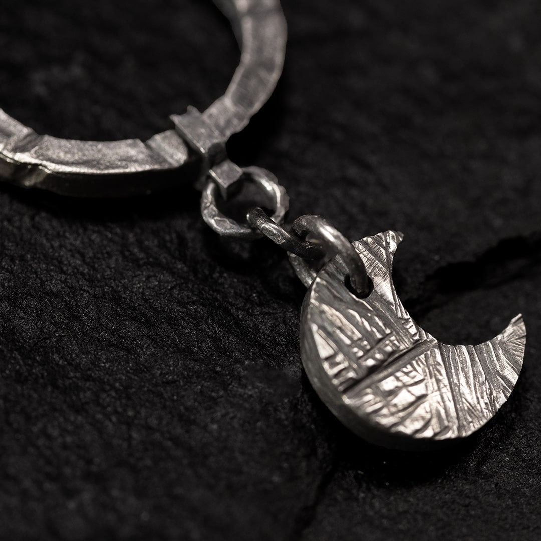boucle d'oreille creole avec charm lune en argent texturé