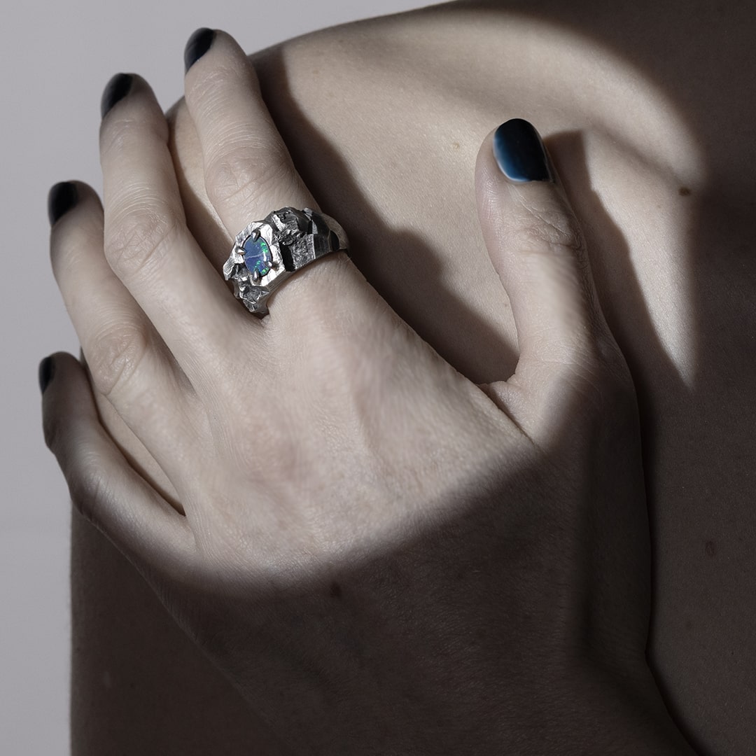 bague chevalière en argent noir et opale noir bleu d'Australie