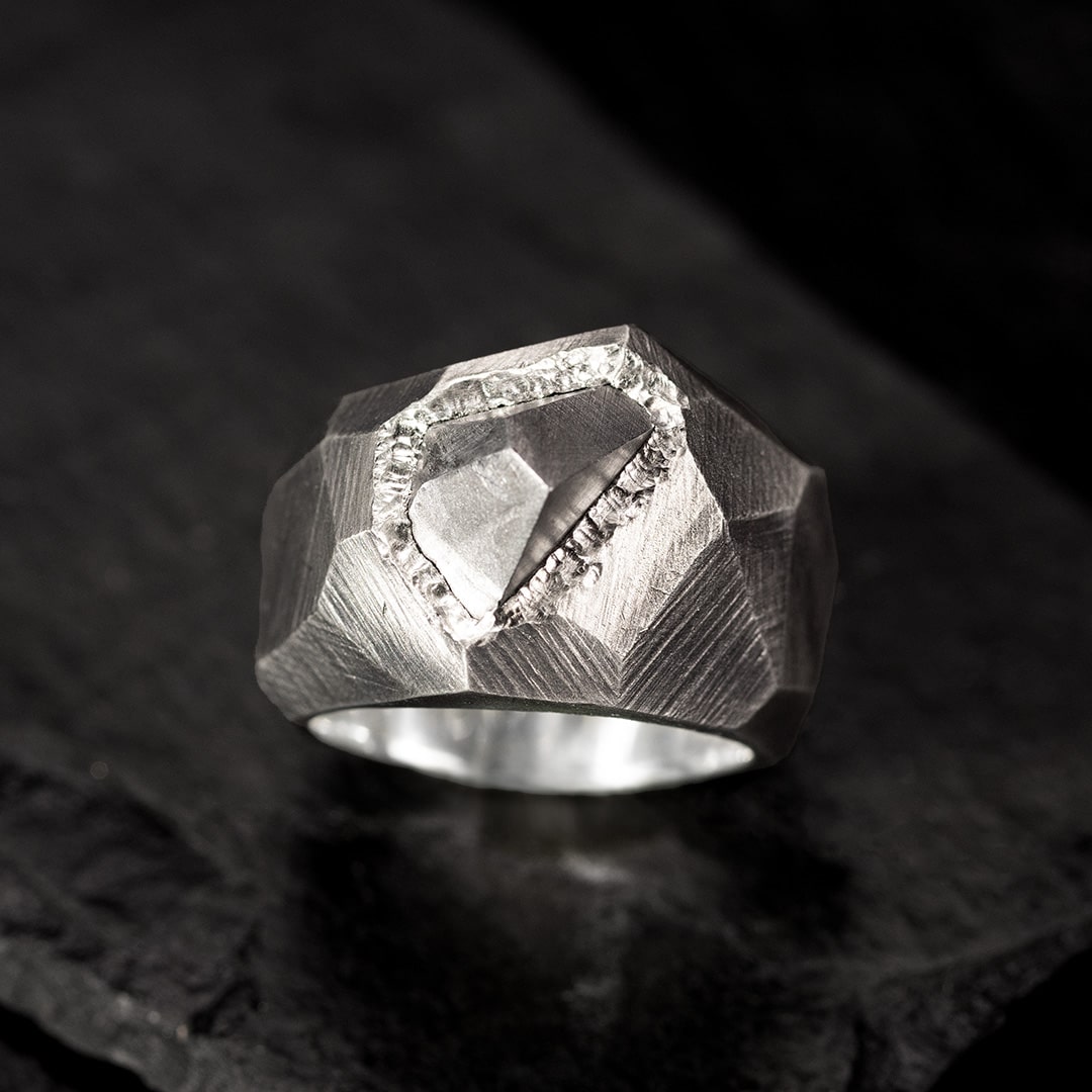bague large massive en argent et météorite