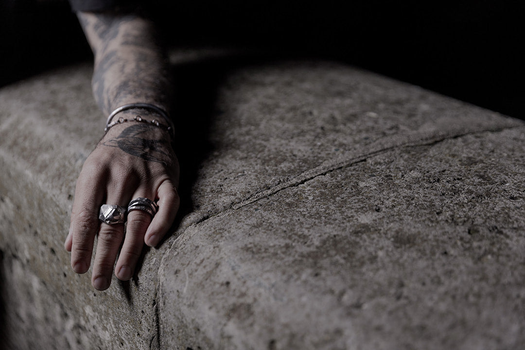 bague large massive en argent et météorite