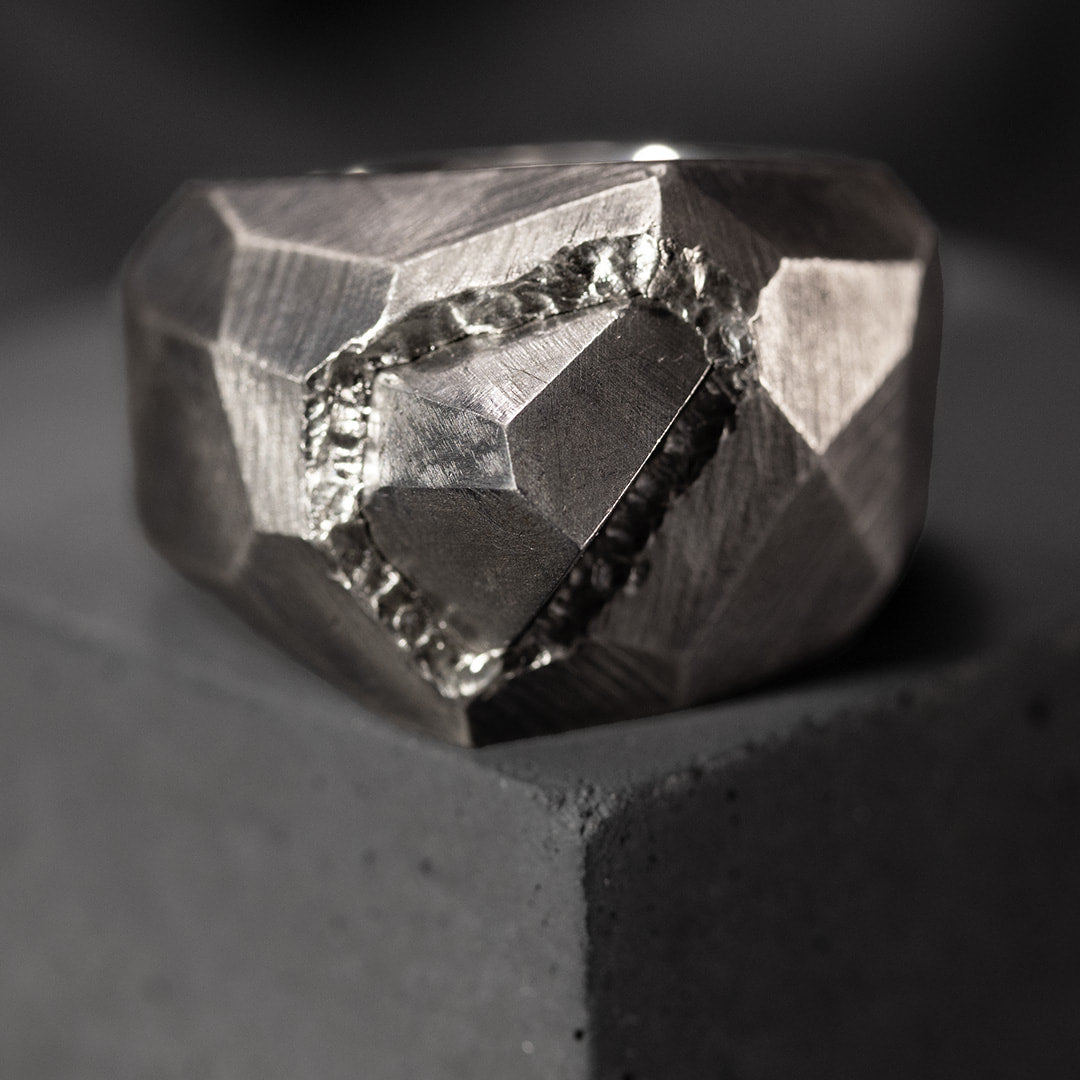 bague large massive en argent et météorite
