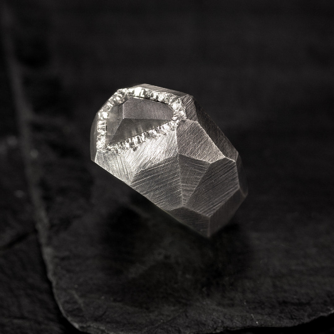 bague large massive en argent et météorite