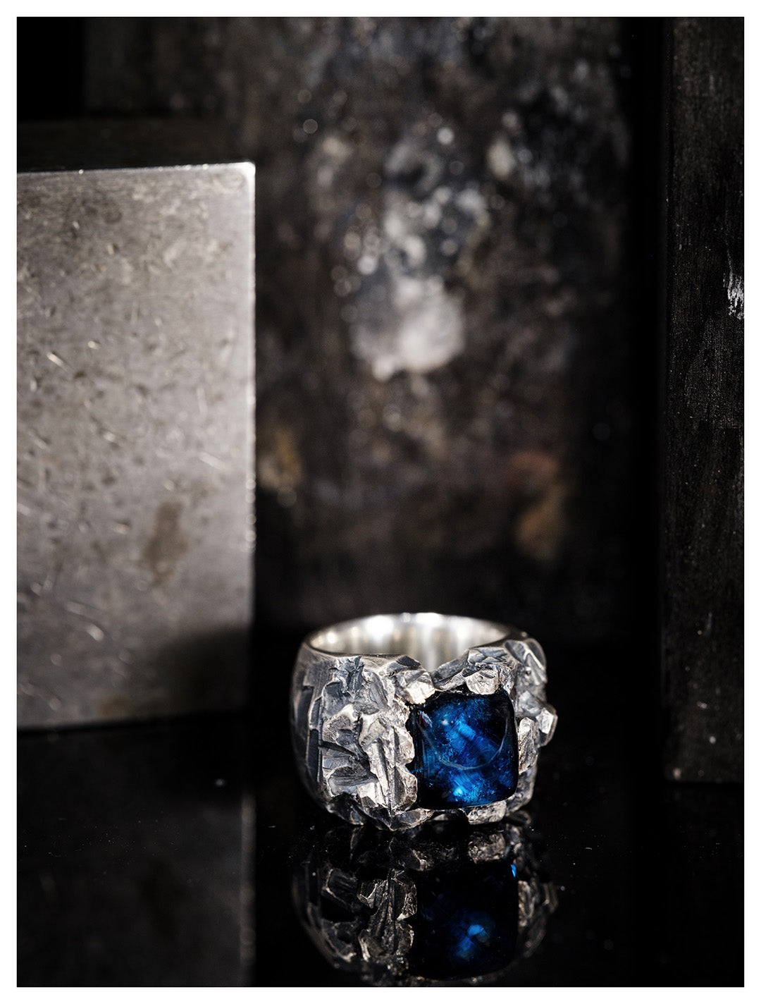 Bague massive en argent texturée et topaze bleue pain de sucre