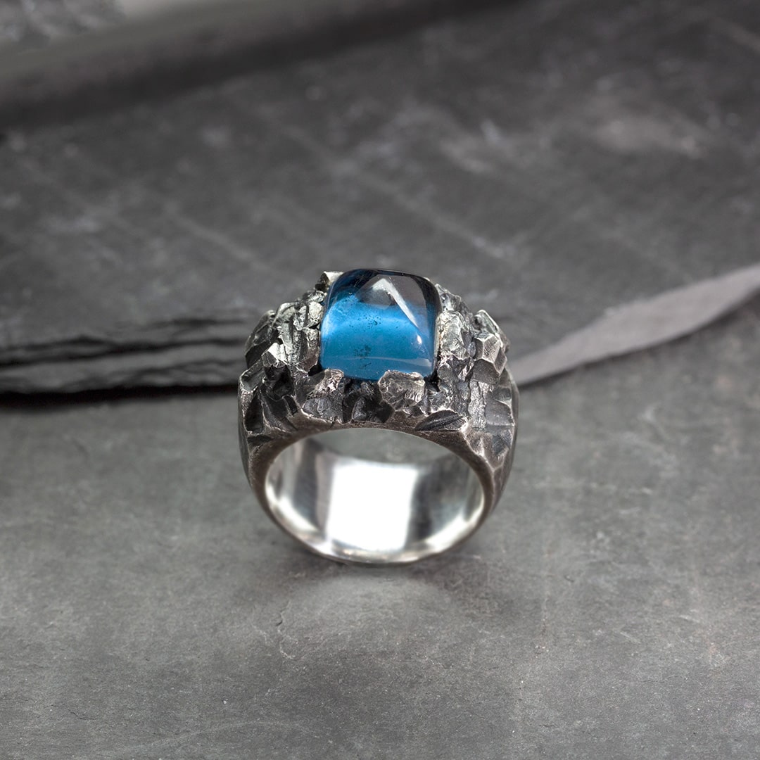 Bague massive en argent texturée et topaze bleue pain de sucre
