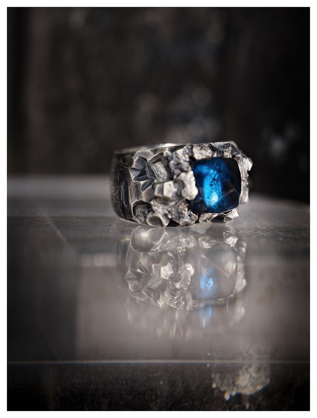 Bague massive en argent texturée et topaze bleue pain de sucre